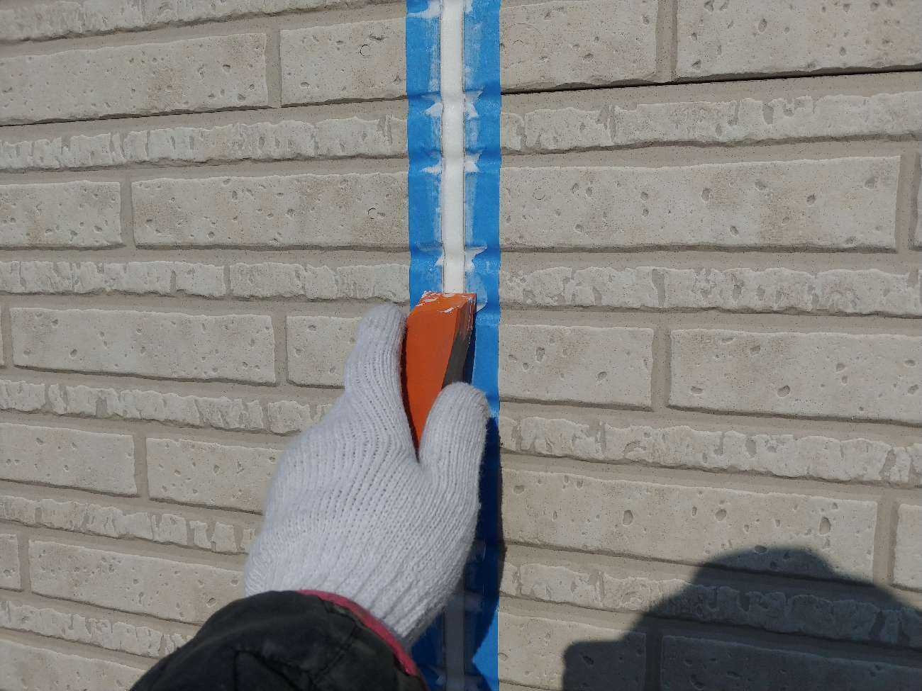 へらでシーリング材をならす